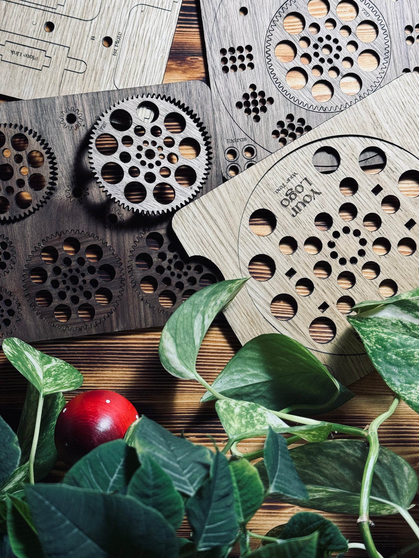 Lesena ura – Krožni DIY komplet | Lasersko izrezana stenska ali namizna ura
